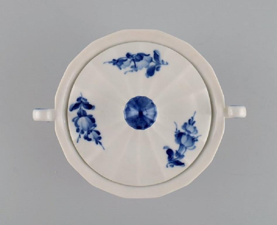 Dipinto a mano Zuccheriera e brocca per panna angolare a fiori blu di Royal Copenhagen, anni '50