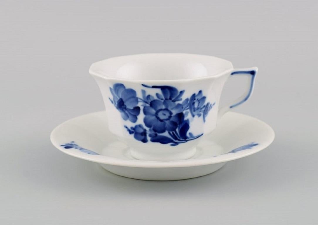 Royal Copenhagen blaue Blume eckig. 
Zehn Kaffeetassen mit Untertassen und zehn Teller. Modellnummer 10 / 8608 und 10 / 8553.
Die Tasse misst: 9 x 5,8 cm.
Durchmesser der Untertasse: 14 cm.
Durchmesser des Tellers: 16 cm.
1. Fabrikqualität.
In