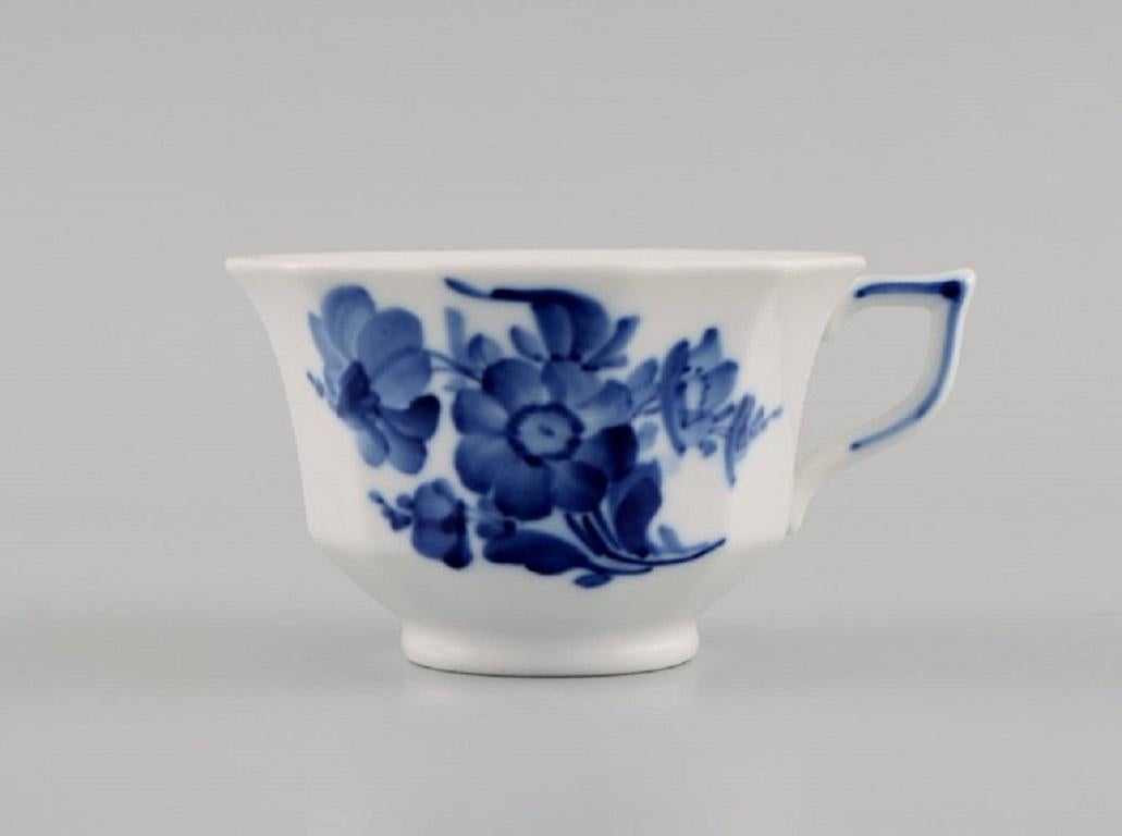 Royal Copenhagen Blaue Blume, kantig, Zehn Kaffeetassen mit Untertassen, Zehn Teller (Dänisch) im Angebot