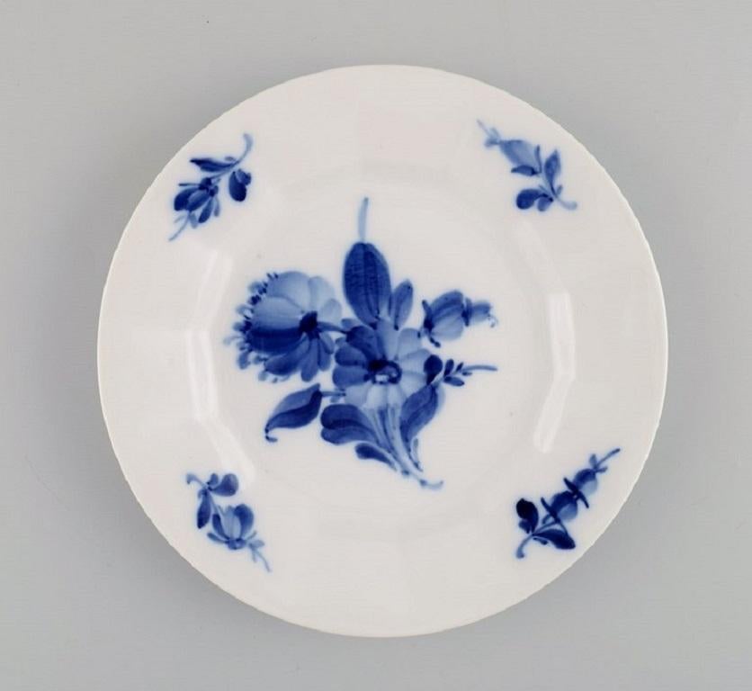 Royal Copenhagen Blaue Blume, kantig, Zehn Kaffeetassen mit Untertassen, Zehn Teller (Handbemalt) im Angebot