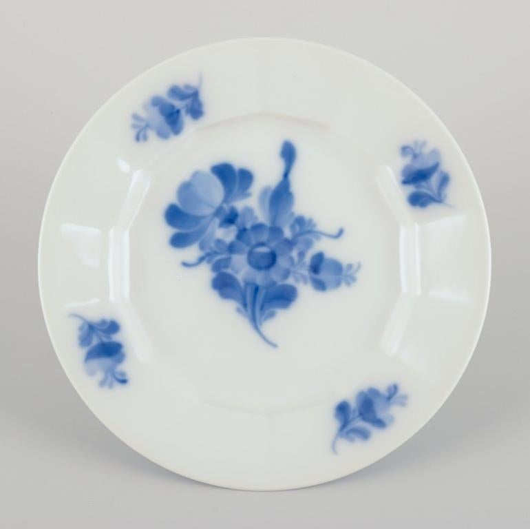 Royal Copenhagen Blaue Blume eckig. Drei Teller und eine Schale aus Porzellan. (Mitte des 20. Jahrhunderts) im Angebot