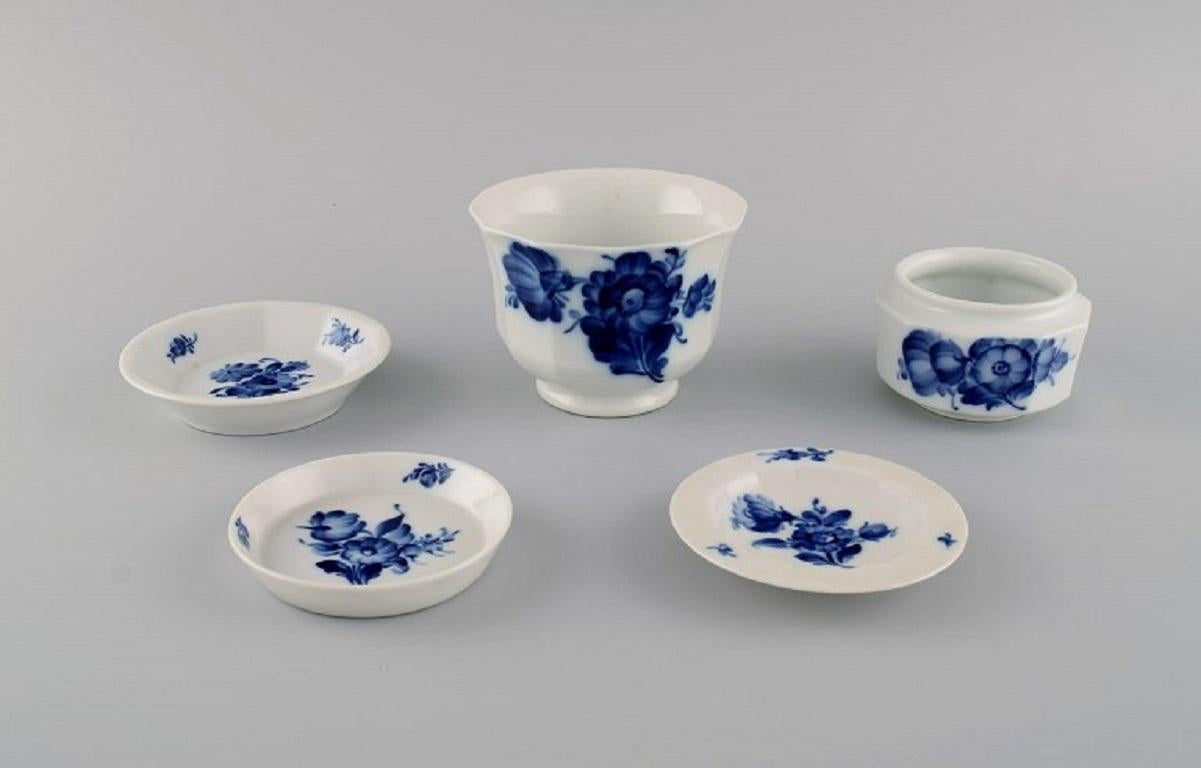 Royal Copenhagen Blue Flower Angular. Two bowls and three small dishes.
Largest bowl measures: 11 x 8 cm.
Minimum dish diameter: 9.5 cm.
In excellent condition.
Stamped.
2nd factory quality.