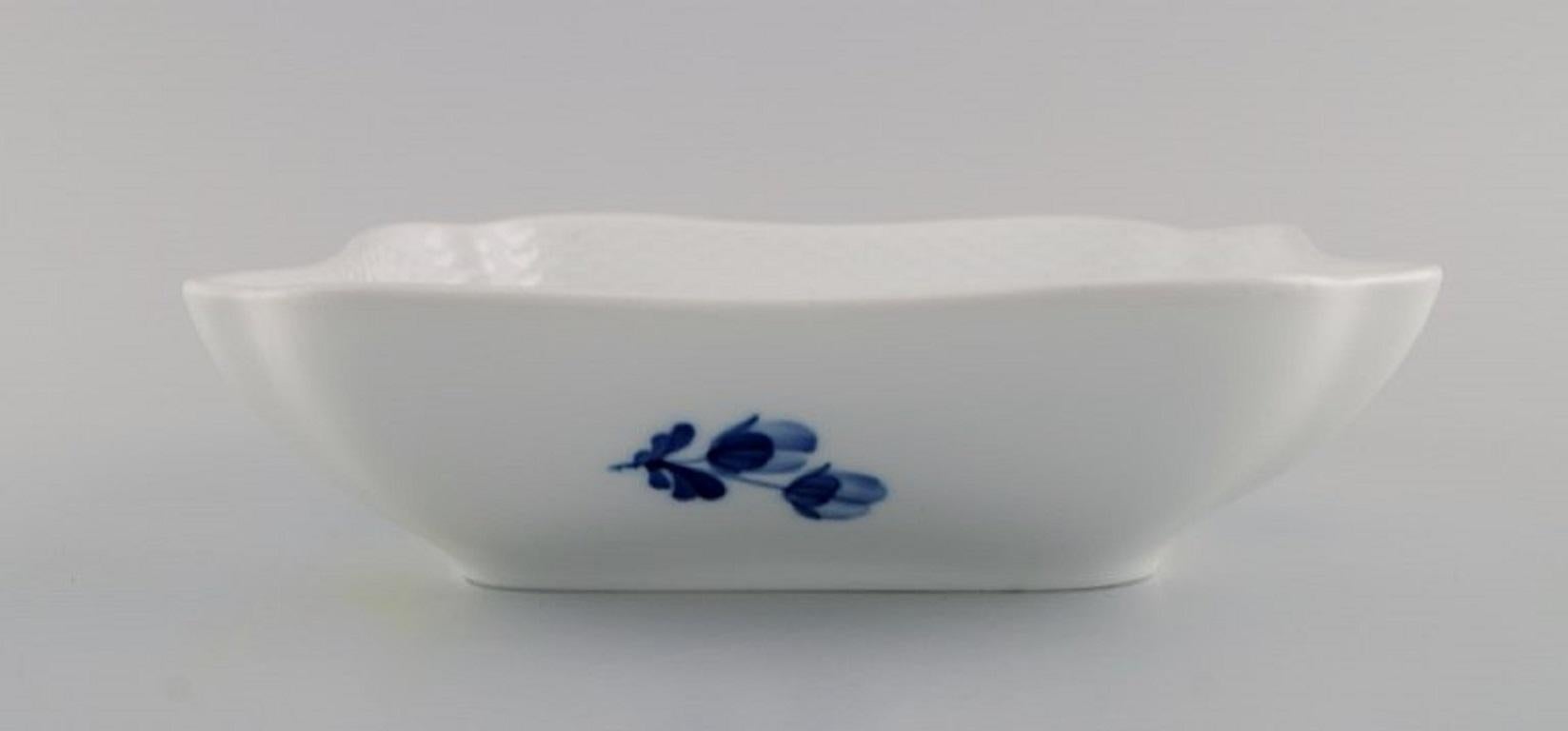 Royal Copenhagen Blaue geflochtene Schale mit Blumen, Modellnummer 10/8063, datiert 1960 (Dänisch) im Angebot