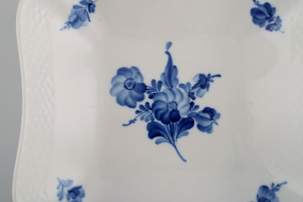 Royal Copenhagen Blaue geflochtene Schale mit Blumen, Modellnummer 10/8063, datiert 1960 (Handbemalt) im Angebot