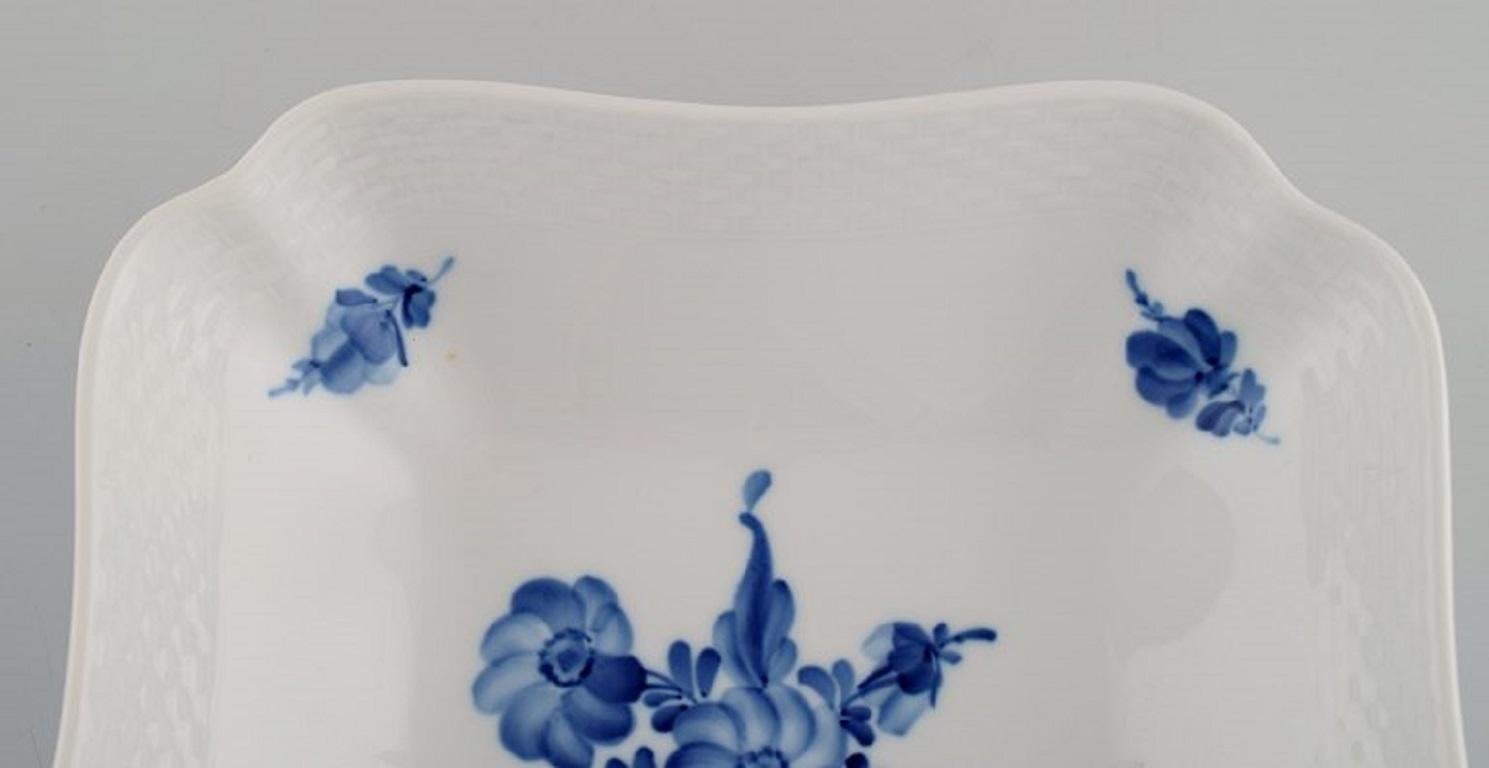 Milieu du XXe siècle Bol tressé à fleurs bleues Royal Copenhagen, numéro de modèle 10/8063, daté de 1960 en vente