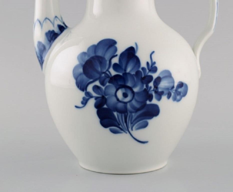 Royal Copenhagen blue flower braided coffee pot. 1960's. 
Model number 10/8189. 
Measures: 24 x 18,5 cm.
In excellent condition.
Stamped.
2nd factory quality.
