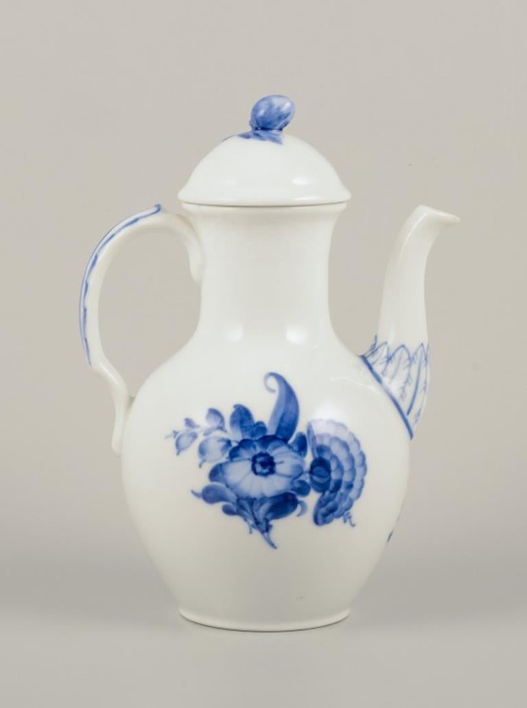 Royal Copenhagen Flor Azul Trenzada, cafetera de porcelana.
Model No. 10/8189.
Aproximadamente en 1930.
Segunda calidad de fábrica.
Perfecto estado.
Marcado.
Dimensiones: A 23,5 x P 17,0 cm incluyendo el asa y el pico.