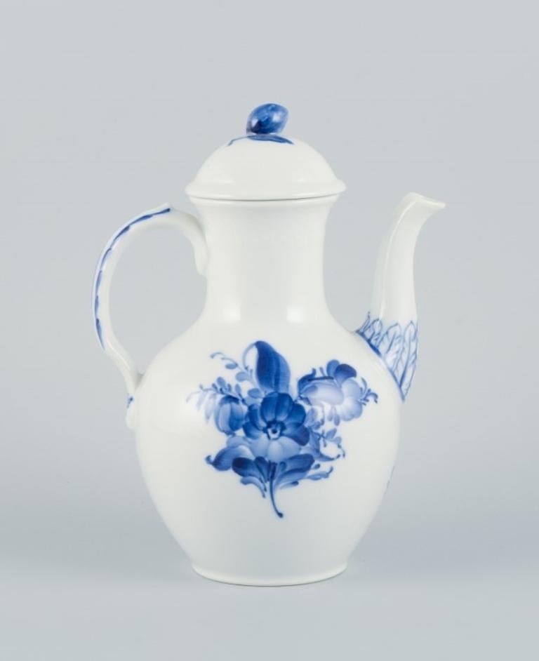 Royal Copenhagen Blue Flower Braided, coffee pot.
Model number 10/8189.
Approximately from the 1930s.
First factory quality.
Perfect condition.
Marked.
Dimensions: Height 23.5 cm x Diameter 17.0 cm (including handle and spout).