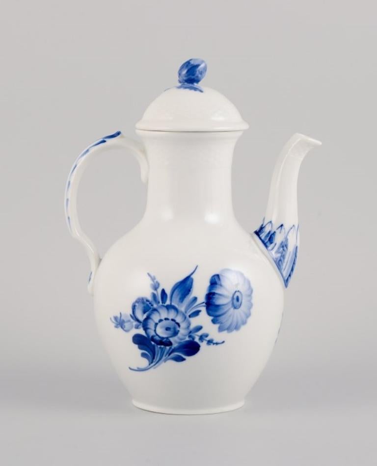 Royal Copenhagen, Blue Flower Braided, coffee pot.
Dated 1958.
Model number: 10/8189
Second factory quality.
In excellent condition.
Marked.
Dimensions: H 24.0 cm. x W 17.0 cm.

