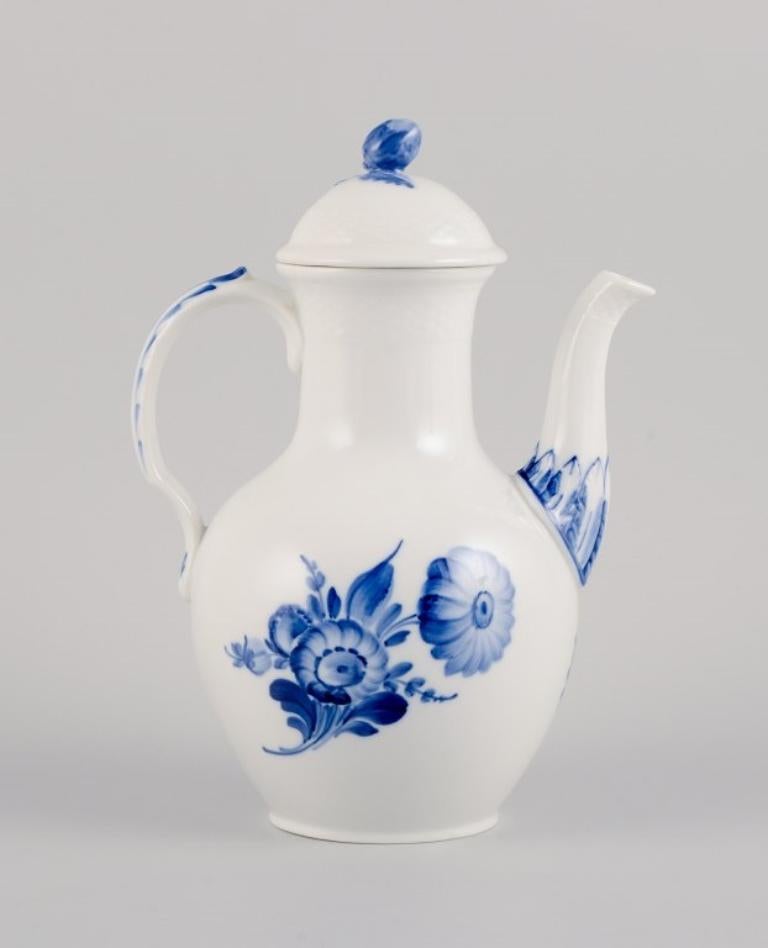 Royal Copenhagen, Flor azul trenzada, cafetera.
Fechada en 1958.
Model No.: 10/8189
Segunda calidad de fábrica.
En excelente estado.
Marcado.
Dimensiones: Alto 24,0 cm. x Ancho 17,0 cm.

