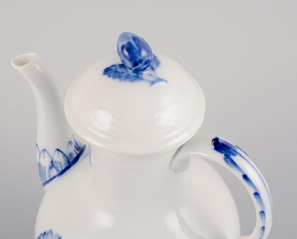 Royal Copenhagen, Flor azul trenzada, cafetera. Fechada en 1958. mediados del siglo XX en venta