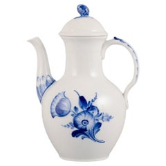 Royal Copenhagen, Flor azul trenzada, cafetera. Fechada en 1958.