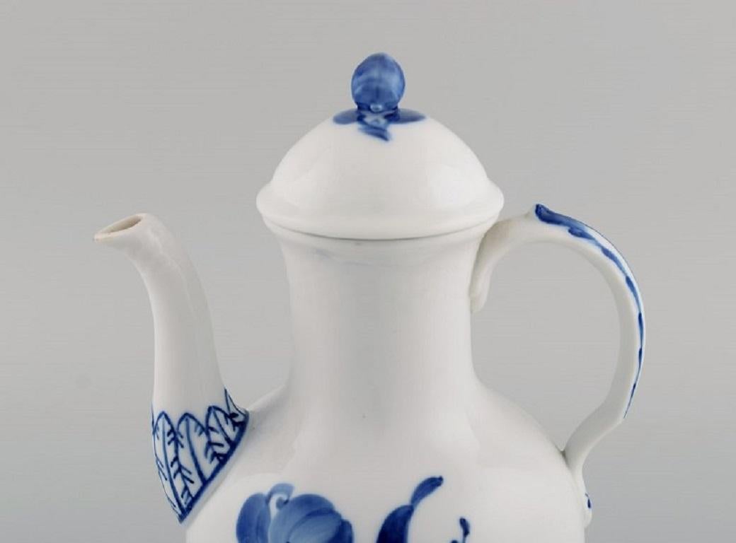 Royal Copenhagen Blue Flower Braided Kaffeekanne. 
Modellnummer 10/8189. 
Datiert 1945.
Maße: 24 x 18,5 cm.
In ausgezeichnetem Zustand.
Gestempelt.
1. Fabrikqualität.