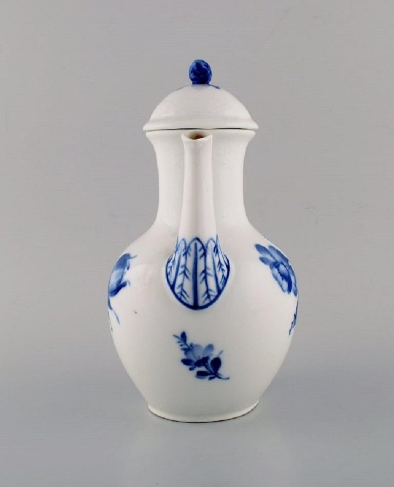 Peint à la main Cafetière Royal Copenhagen tressée à fleurs bleues, numéro de modèle 10/8189 en vente