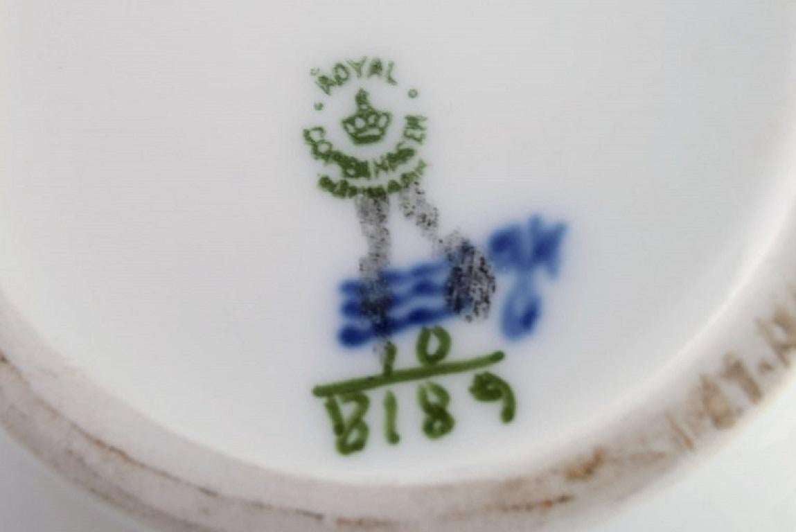Royal Copenhagen Blaue geflochtene Kaffeekanne mit Blumen, Modellnummer 10/8189 im Angebot 1
