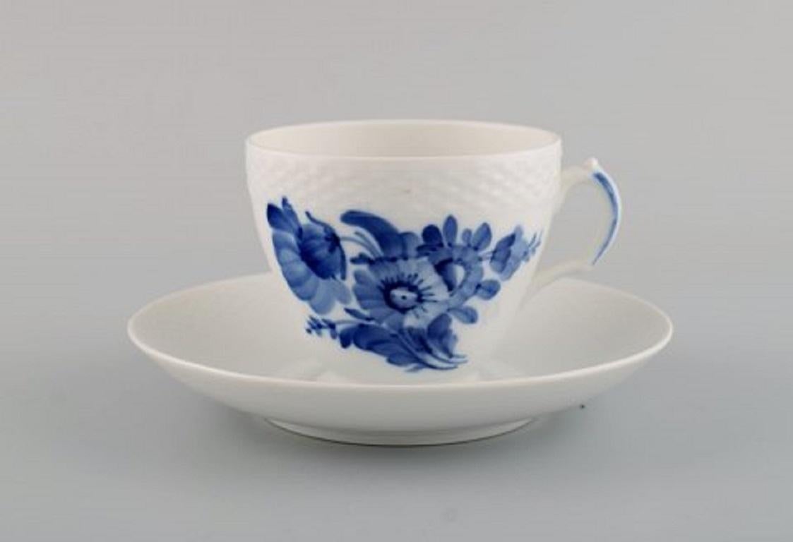 Royal Copenhagen blue flower braided coffee service for three people.
Consisting of three coffee cups with saucers (10/8261) and three plates.
The cup measures: 8 x 6.5 cm
Saucer diameter: 14.2 cm.
Plate diameter: 16.2 cm.
In excellent