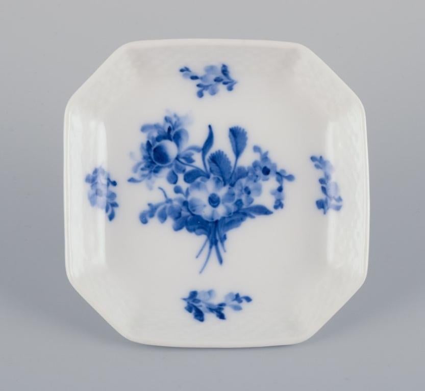 Royal Copenhagen Blaue Blume geflochten/geschnitzt. Zwei Geschirr und eine kleine Schale (20. Jahrhundert) im Angebot