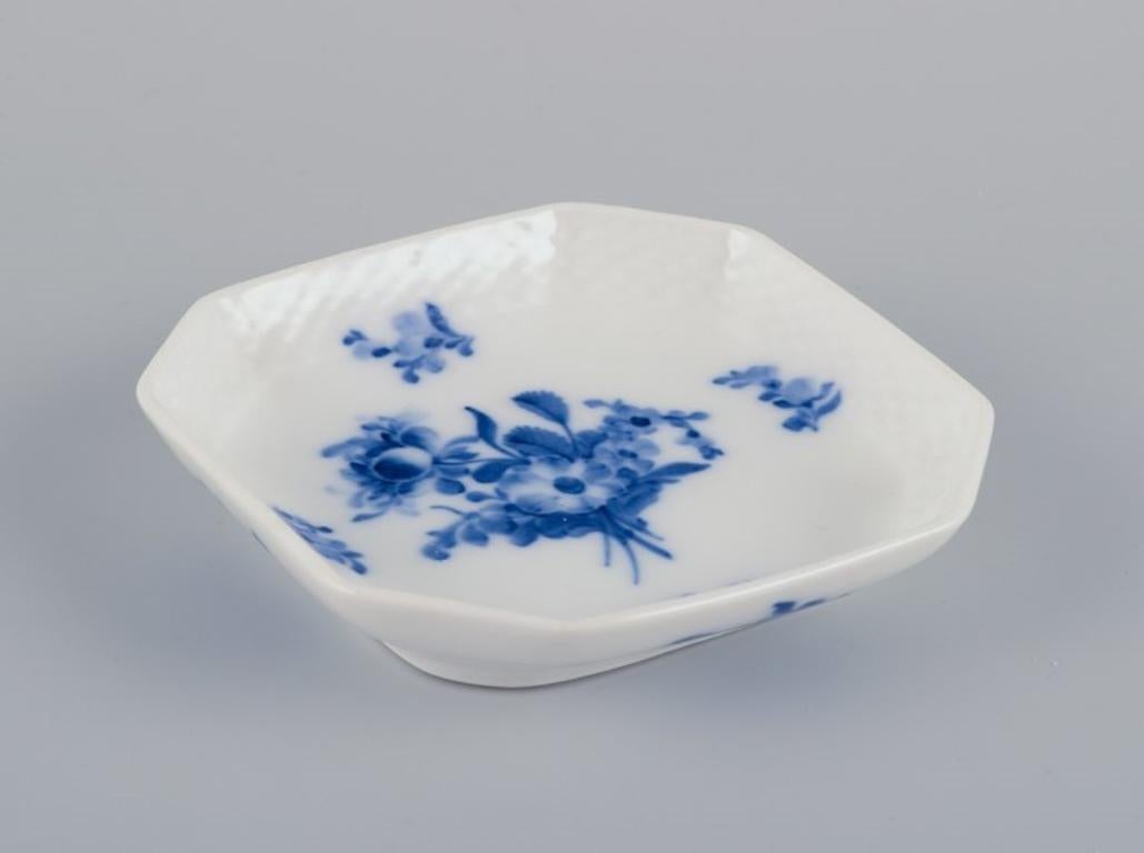 Royal Copenhagen Blaue Blume geflochten/geschnitzt. Zwei Geschirr und eine kleine Schale (Porzellan) im Angebot
