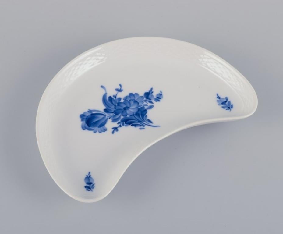 Royal Copenhagen Blaue Blume geflochten/geschnitzt. Zwei Geschirr und eine kleine Schale im Angebot 1