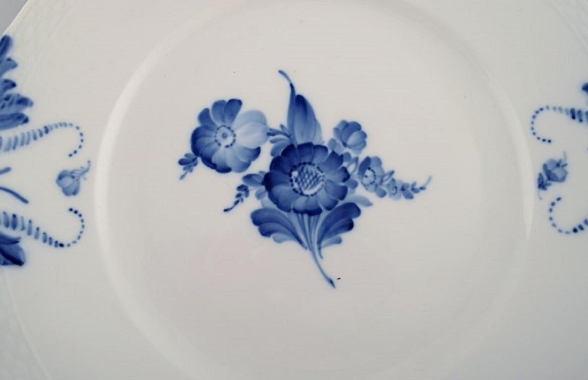 Plato trenzado Flor Azul de Royal Copenhagen. Fechada en 1962. 
Model No. 10/8162.
Medidas: 31,5 x 28,5 cm.
En excelente estado.
Sellado.
1ª calidad de fábrica.