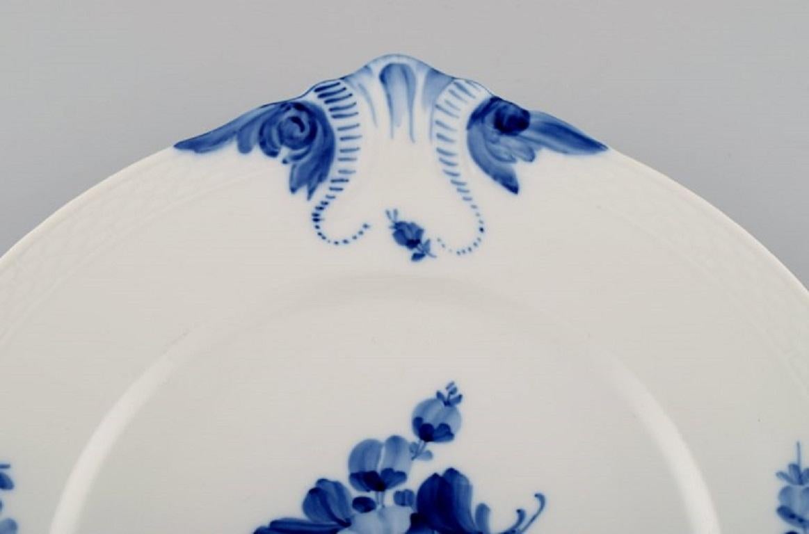 Plato trenzado de flores azules de Royal Copenhagen, fechado en 1962 Danés en venta