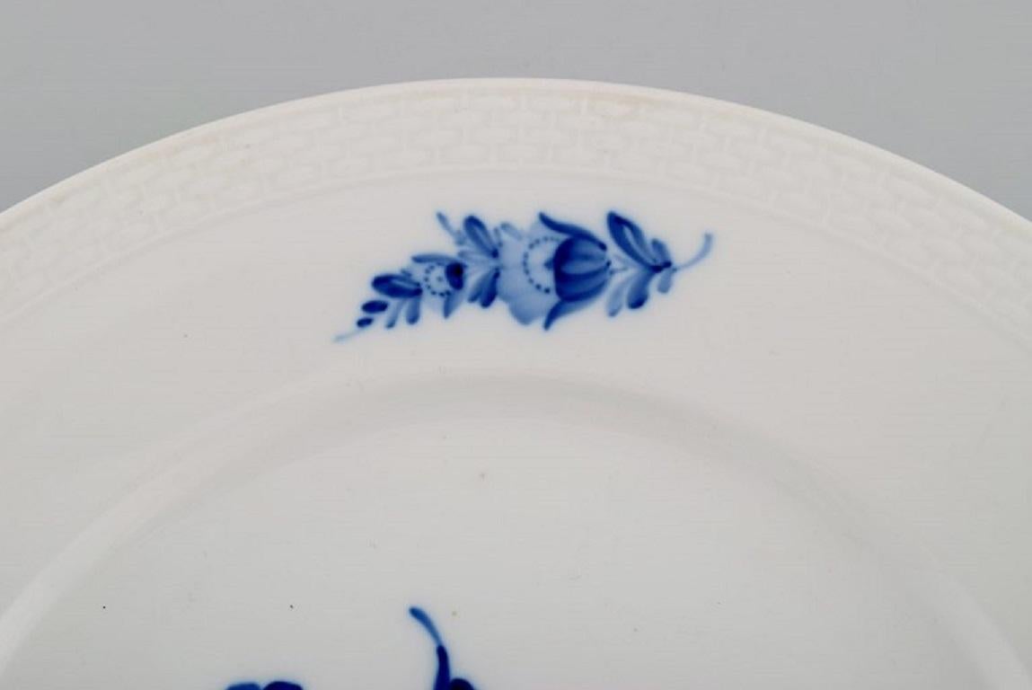 Plato trenzado Flor Azul de Royal Copenhagen. Fechado en 1962 Pintado a mano en venta