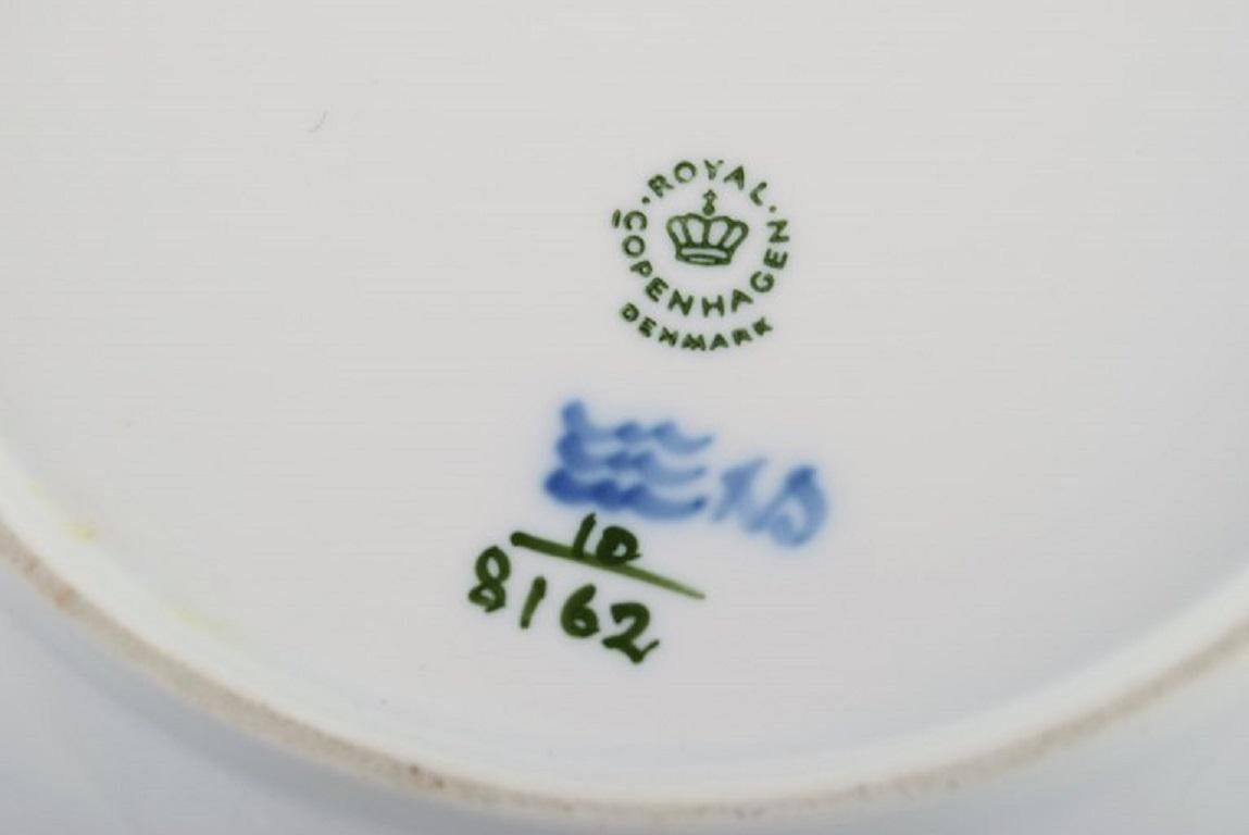 Plato trenzado Flor Azul de Royal Copenhagen. Fechado en 1962 mediados del siglo XX en venta