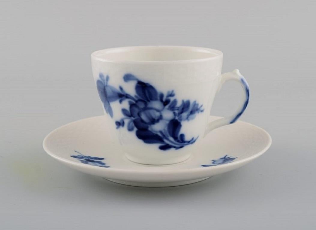 Royal Copenhagen blaue Blume geflochtene Espresso-Service für sechs Personen. Mitte des 20. Jahrhunderts. Modellnummer 10/8046.
Bestehend aus sechs Espressotassen mit Untertassen und sechs Tellern.
Die Tasse misst: 6.5 x 6 cm.
Durchmesser der