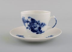 Royal Copenhagen, Blaues, mit Blumen geflochtenes Espressoservice für sechs Personen, Mitte des 20. Jahrhunderts