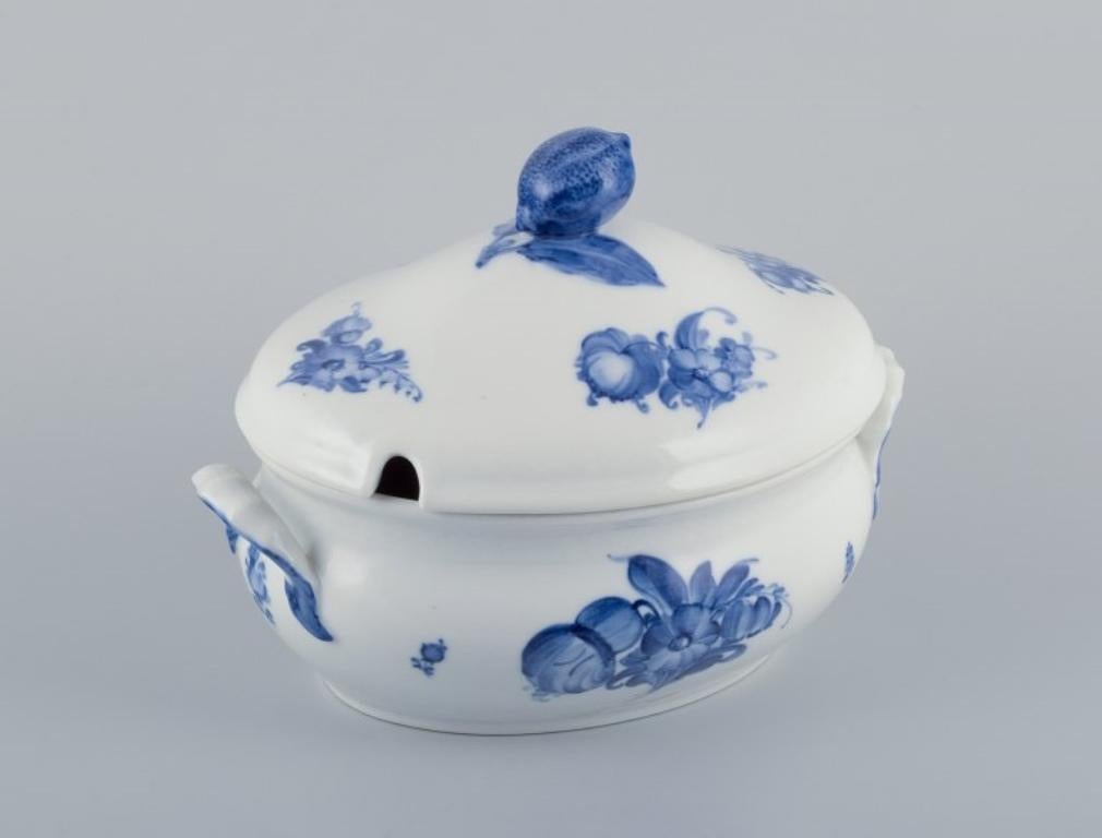 Royal Copenhagen Blue Flower Braided, large tureen in porcelain.
Model: 10/8134.
Approximately 1930.
Second factory quality.
Dimensions: Width 31.0 cm x Height 24.0 cm.