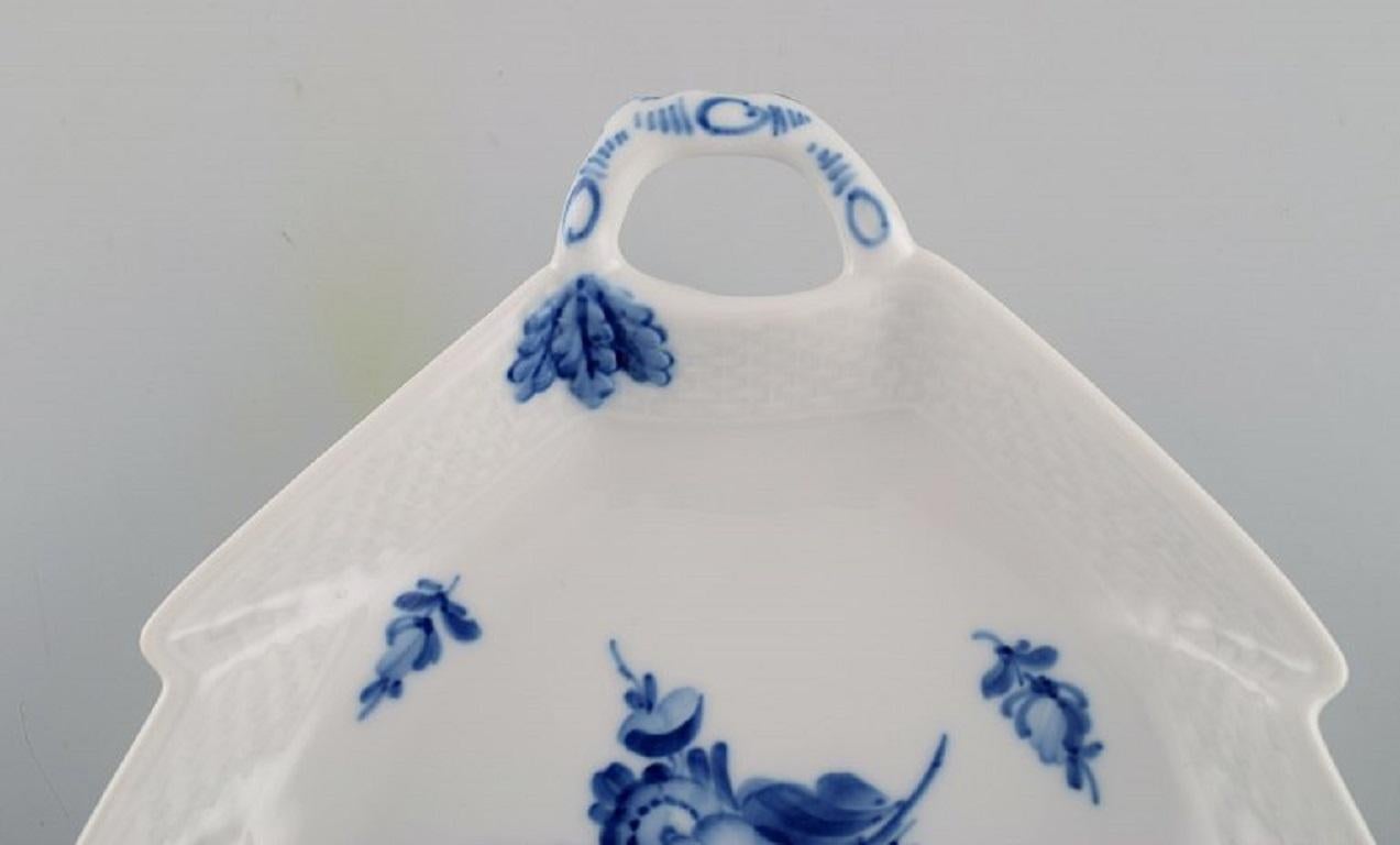 Royal Copenhagen blue flower Braided leaf-shaped dish. Model number 10/8002. Dated 1959.
Measures: 23 x 5 cm.
In excellent condition.
Stamped.
1st factory quality.