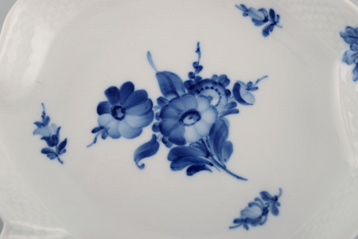 Royal Copenhagen Blaue geflochtene blattförmige Schale in Blumenform, Modellnummer 10/8002 (Dänisch) im Angebot
