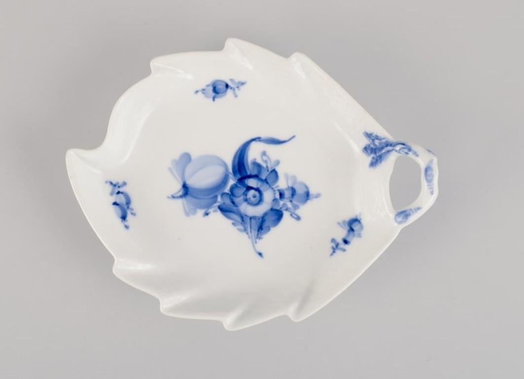 Royal Copenhagen, Blue Flower Braided, leaf-shaped dish with handle.
Model number: 10/8002
1920s/30s.
First factory quality.
In excellent condition.
Marked.
Dimensions: W 23.0 cm. x D 17.0 cm. x H 3.5 cm.

