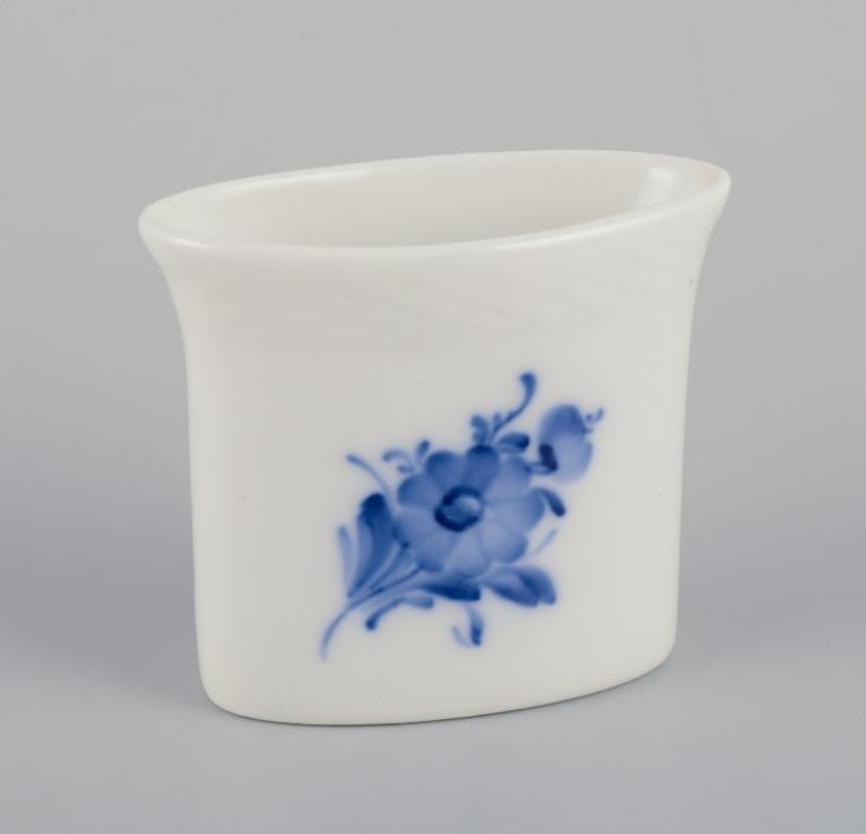 Royal Copenhagen Blue Flower Braided. Hand-painted.
Small oval dish, cake plate, and a toothpick holder.
Dating: Toothpick holder 1935 (first factory quality), oval dish 1949 (second factory quality), and 1975-1979 (first factory quality).
Model