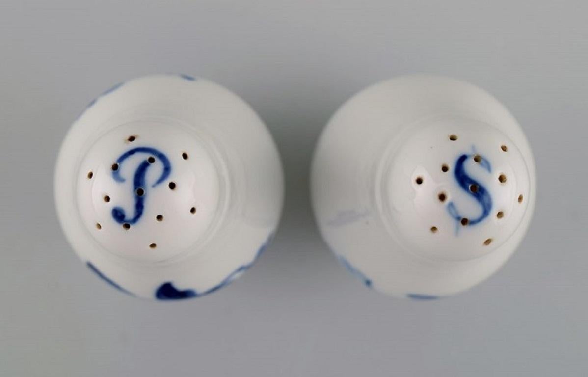 Royal Copenhagen Blue Flower Braided salt and pepper shaker in porcelain.
Measures: 10 x 5.8 cm.
In excellent condition.
Stamped.
1st factory quality.
