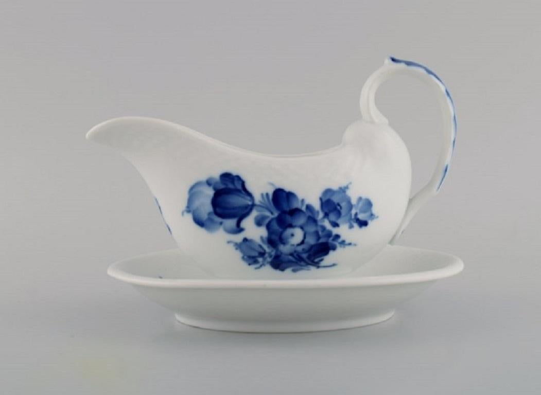 Royal Copenhagen blue flower braided sauce boat on fixed stand. Model number 10/8068. 
Dated 1959.
Measures: 18.5 x 11.5 cm.
In excellent condition.
Stamped.
1st factory quality.