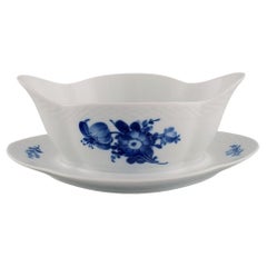 Saucière Royal Copenhagen tressée à fleurs bleues sur support fixe