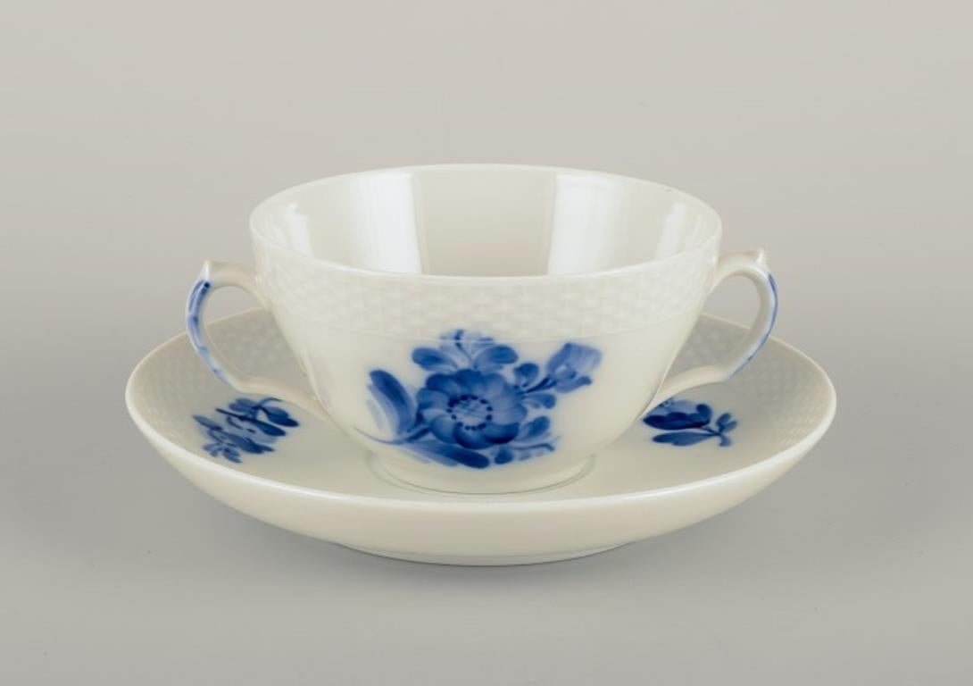 Royal Copenhagen Bleu fleur tressée. Un ensemble de cinq paires de tasses à bouillon.
Peint à la main avec des motifs floraux bleus.
1970s.
Marqué.
Première qualité d'usine.
Parfait état.
Tasse : D 10,5 cm sans les poignées x H 5,8 cm.
Soucoupe : D