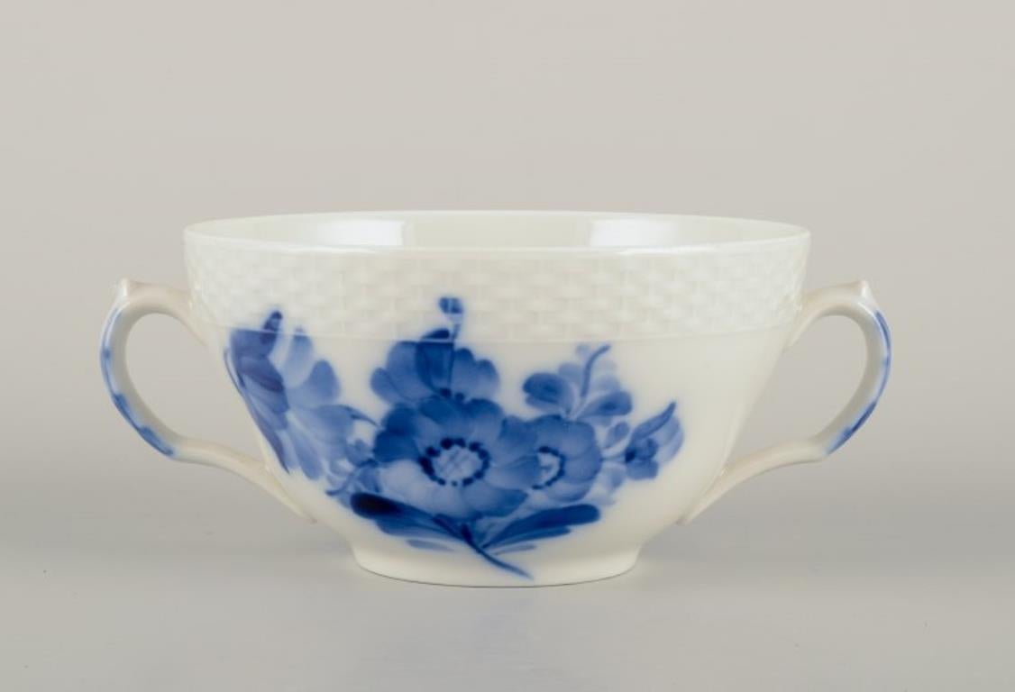 Peint à la main Royal Copenhagen Bleu fleur tressée. Ensemble de cinq paires de coupes de bouillon en vente