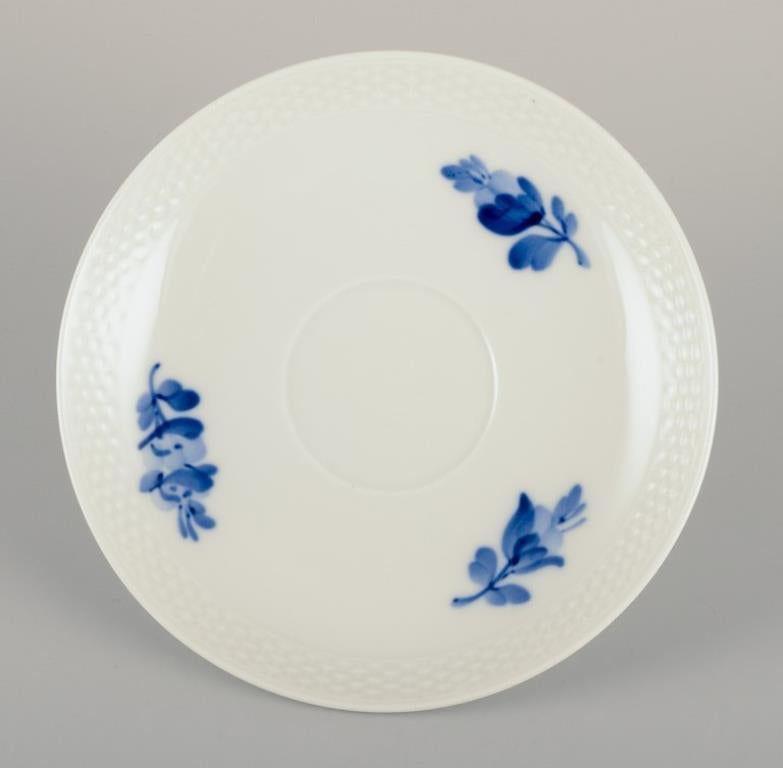 Fin du 20e siècle Royal Copenhagen Bleu fleur tressée. Ensemble de cinq paires de coupes de bouillon en vente