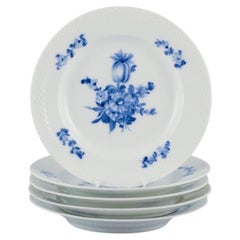 Ensemble de cinq petites assiettes déjeuner Royal Copenhagen tressées à fleurs bleues.