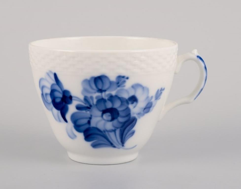 Royal Copenhagen, Blaue, geblümte geflochtene Blumenschalen, sechs Kaffeebecher mit Untertassen. 1950er Jahre (Dänisch) im Angebot