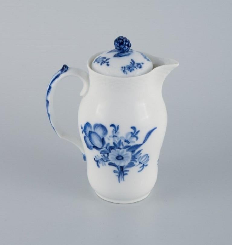 Royal Copenhagen, Blaue Blume - geflochten.
Kleiner Krug, seltenes Modell.
Modellnummer 10/8044.
Ca. 1920.
Kleiner unbedeutender Chip auf der Innenseite des Deckels.
H 17,0 x B 12,5 (einschließlich Griff).