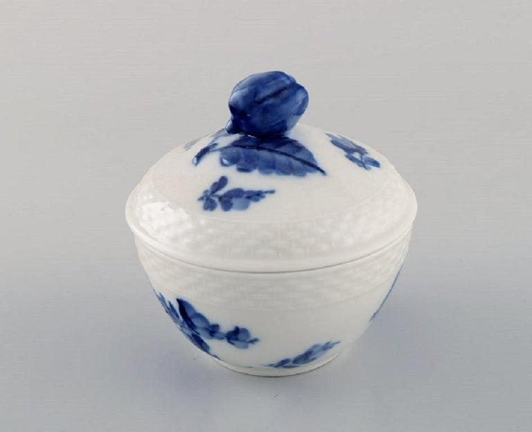 Royal Copenhagen blue flower braided sugar bowl and cream jug. 1960s.
The cream jug measures: 9.5 x 9.5 cm.
The sugar bowl measures: 9.5 x 9.5 cm.
In excellent condition.
Stamped.
1st factory quality.