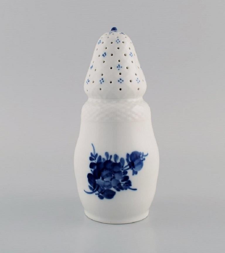 Roulette à sucre tressée fleur bleue Royal Copenhagen. Numéro de modèle 10/8222. 
Daté de 1967.
Mesures : 18.5 x 8,5 cm.
En parfait état.
Estampillé.
1ère qualité d'usine.
