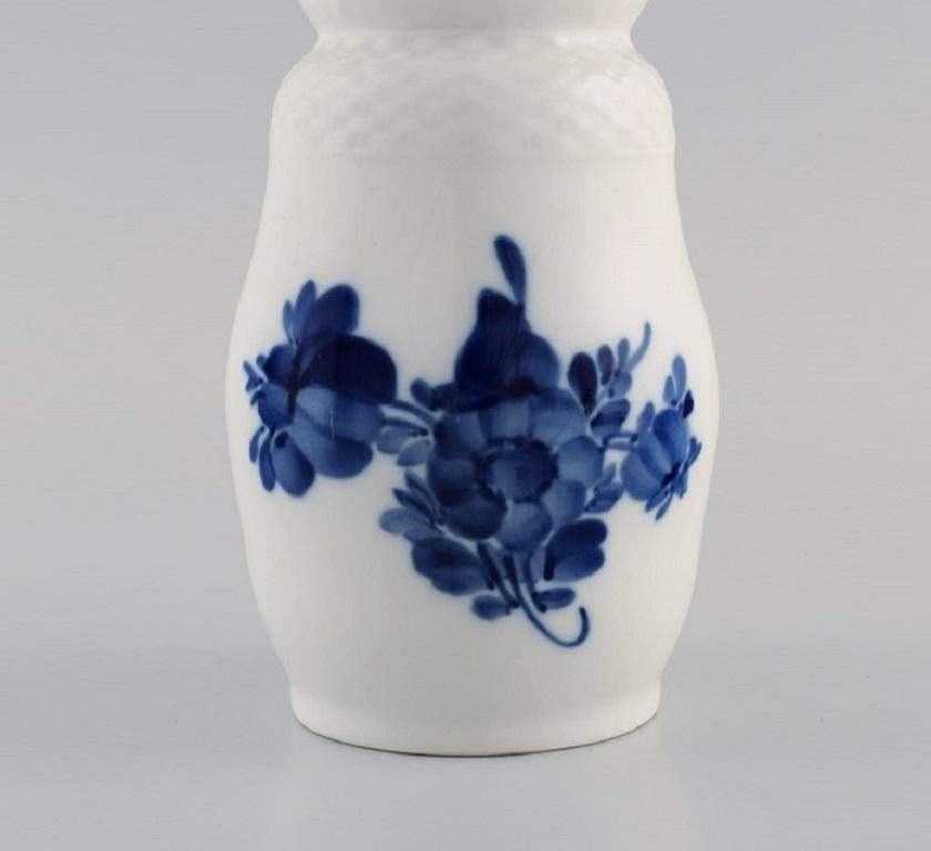 Peint à la main Sucrier tressé à fleurs bleues Royal Copenhagen, numéro de modèle 10/8222 en vente