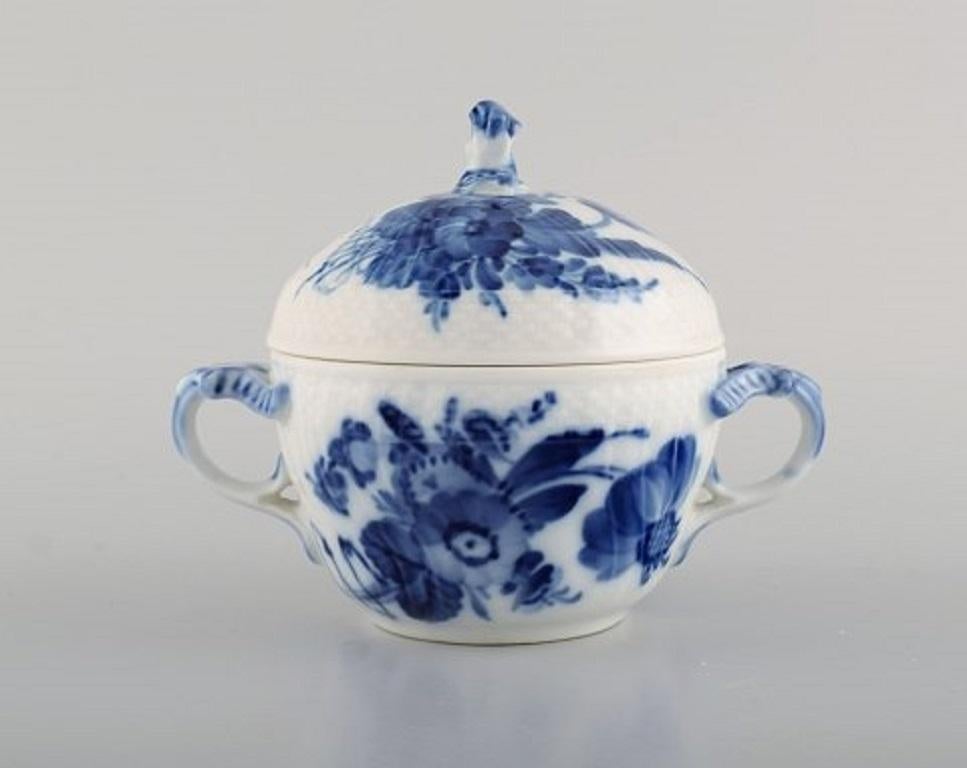 Royal Copenhagen blue flower braided sugar/cream set on a serving tray. Mid-20th century.
The sugar bowl measures: 14.5 x 11.5 cm.
The tray measures: 24.5 x 17 cm.
In excellent condition.
Stamped.
2nd factory quality.