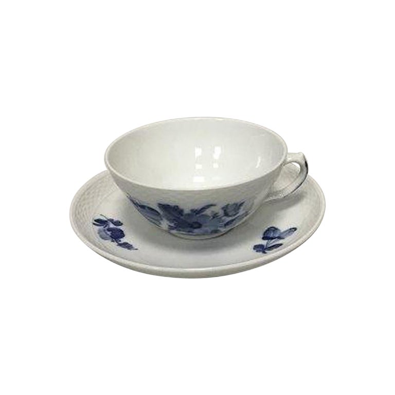 Royal Copenhagen Blauer geflochtener Teebecher und Untertasse mit Blumenmuster Nr. 8049 im Angebot