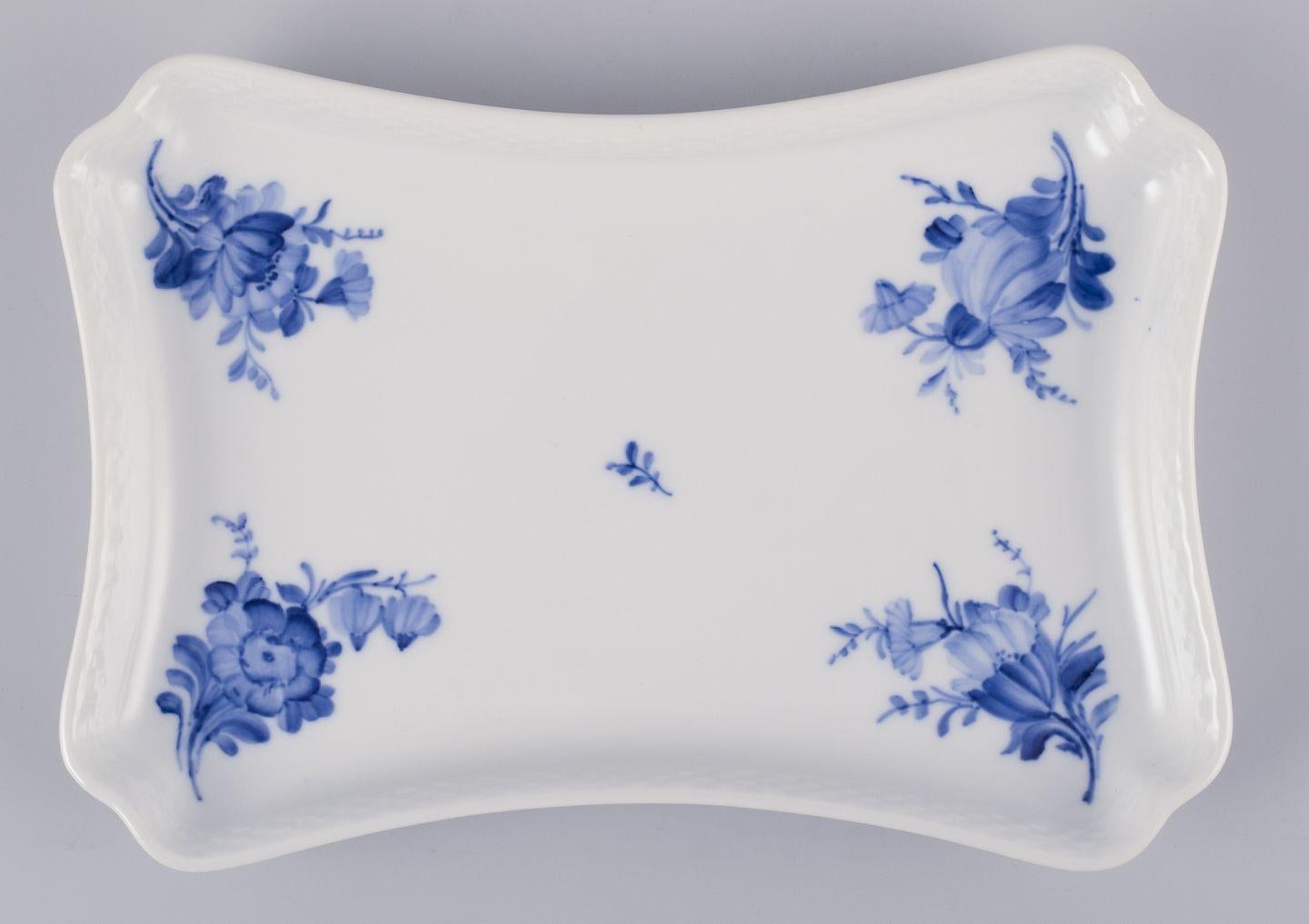 Royal Copenhagen Blaue Blume geflochten. Tablett aus Porzellan. Datiert 1953 (Dänisch) im Angebot