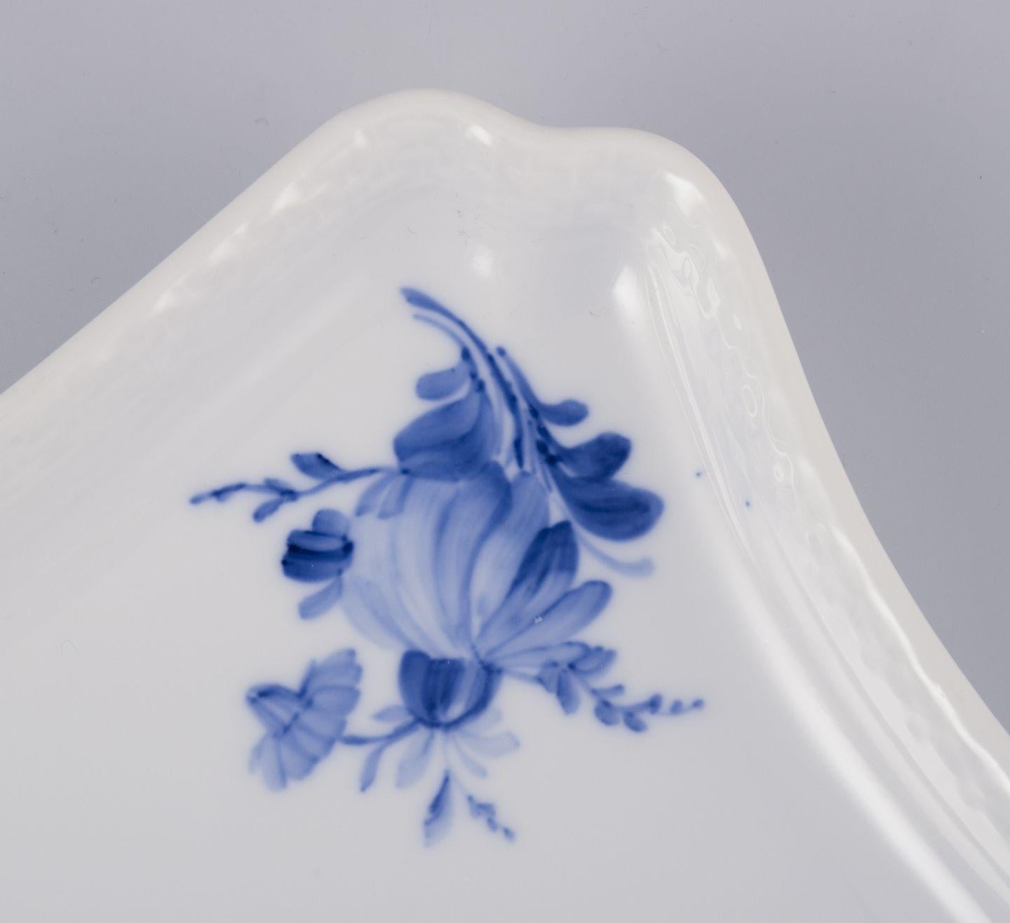 Royal Copenhagen Blaue Blume geflochten. Tablett aus Porzellan. Datiert 1953 (Handbemalt) im Angebot